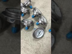 Manómetro resistente a los golpes con relleno de líquido y brida trasera de 63 mm y 2,5"